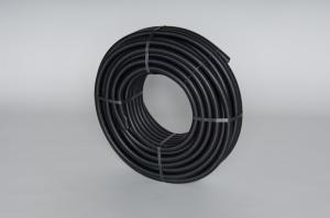 Vlnitá ochranná trubka z polyetylenu, černá barva, podélně říznutá